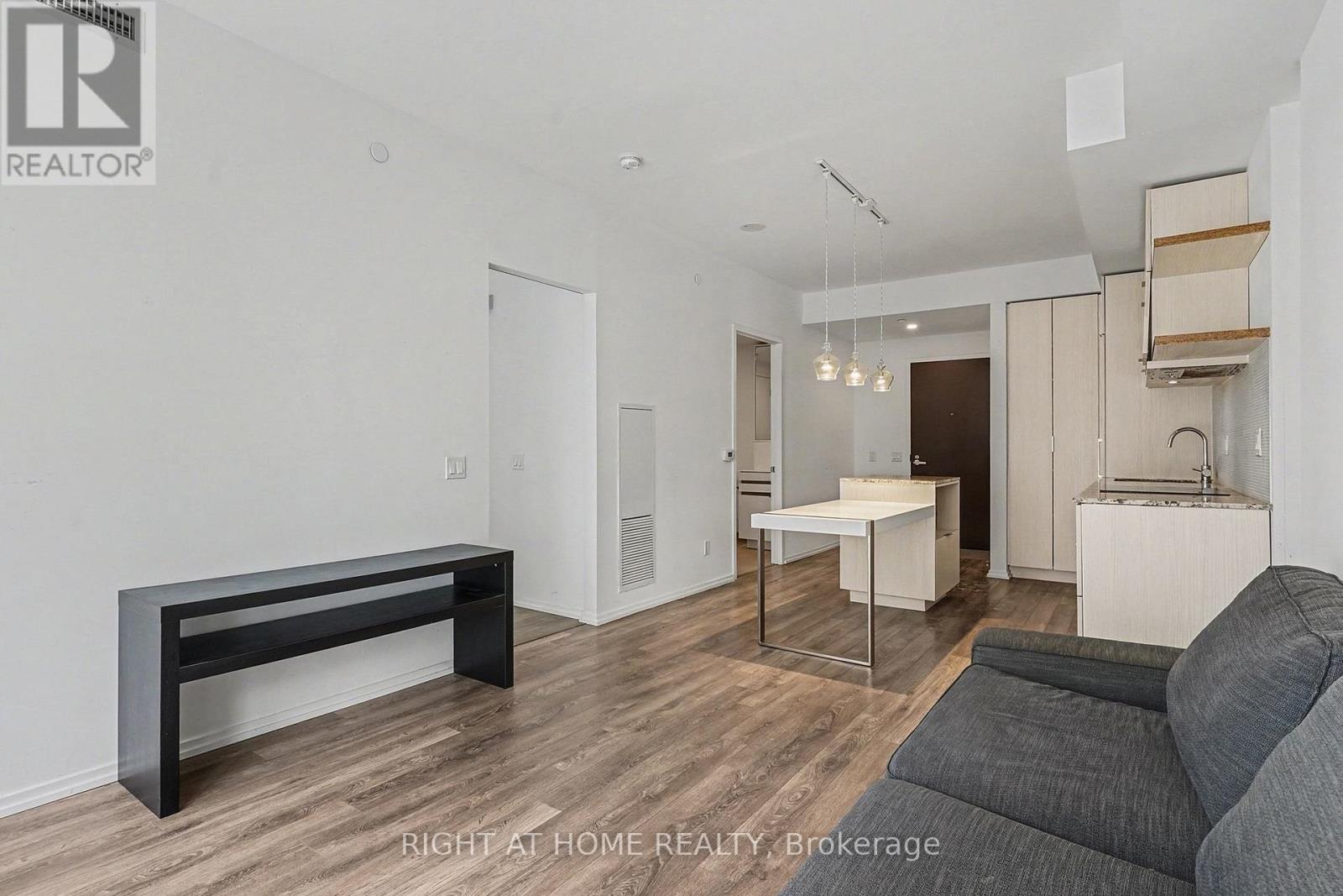 1307 - 197 Yonge Street, Toronto, Ontario  M5B 0C1 - Photo 7 - C12808668