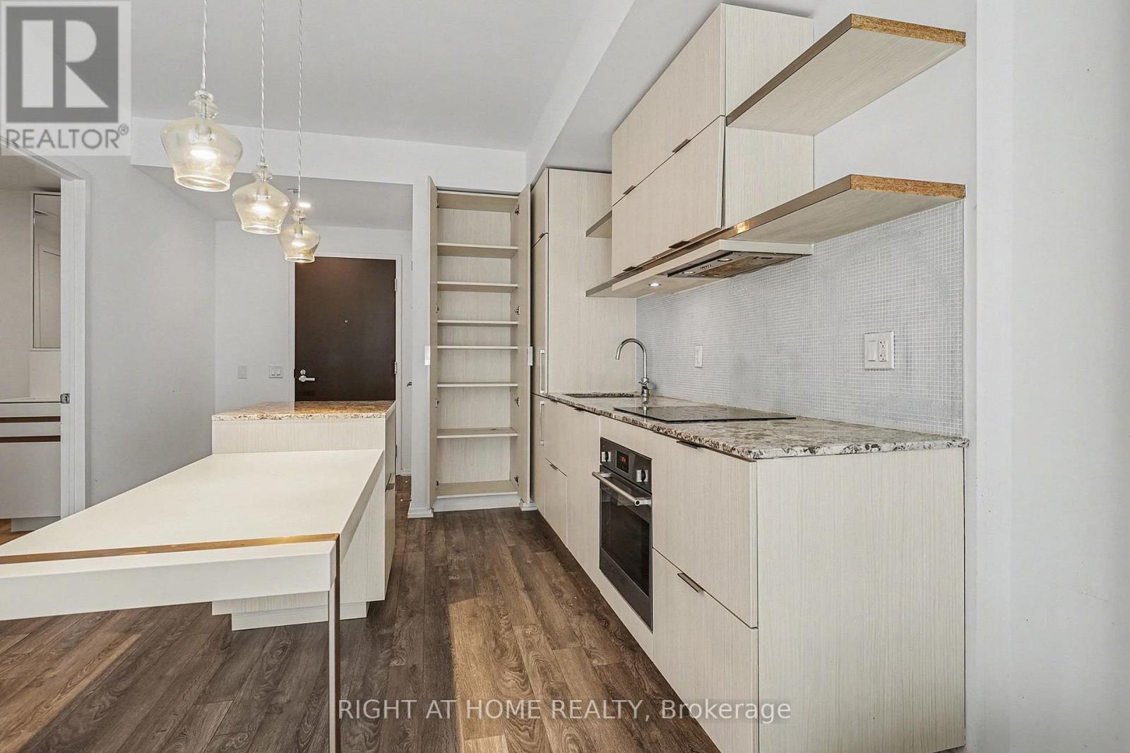 1307 - 197 Yonge Street, Toronto, Ontario  M5B 0C1 - Photo 8 - C12808668