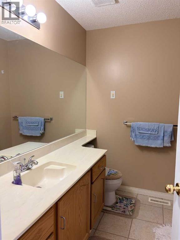 4 Kingsland Villas Sw, Calgary, Alberta  T2V 5J9 - Photo 15 - A2287025