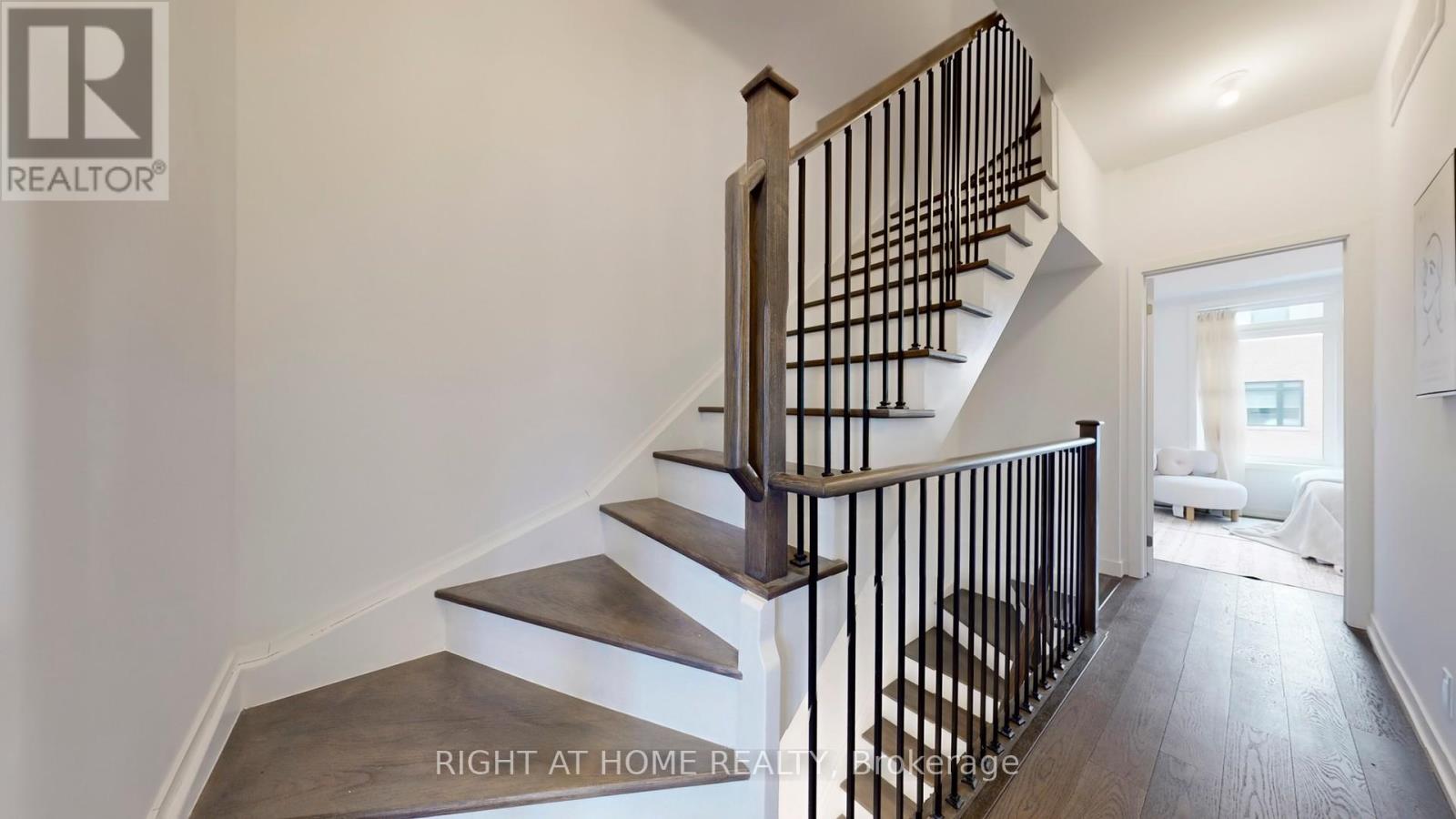 32 Spruce Pines Crescent, Toronto, Ontario M4A 1Y7 - Photo 37 - C12808752