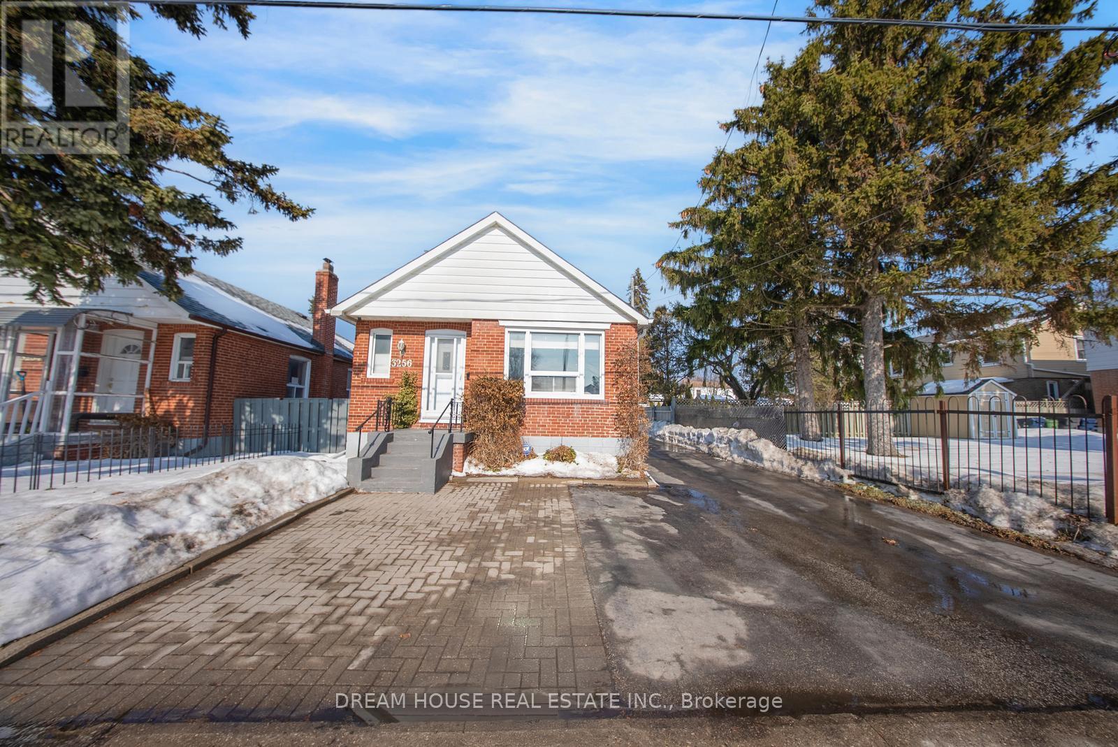 3256 St Clair Avenue E, Toronto, Ontario  M1L 1V8 - Photo 1 - E12808766