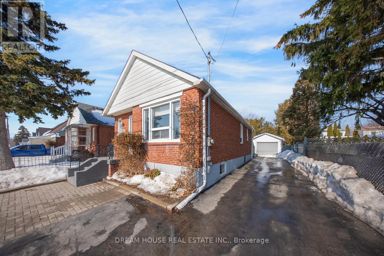 3256 St Clair Avenue E, Toronto, Ontario  M1L 1V8 - Photo 2 - E12808766