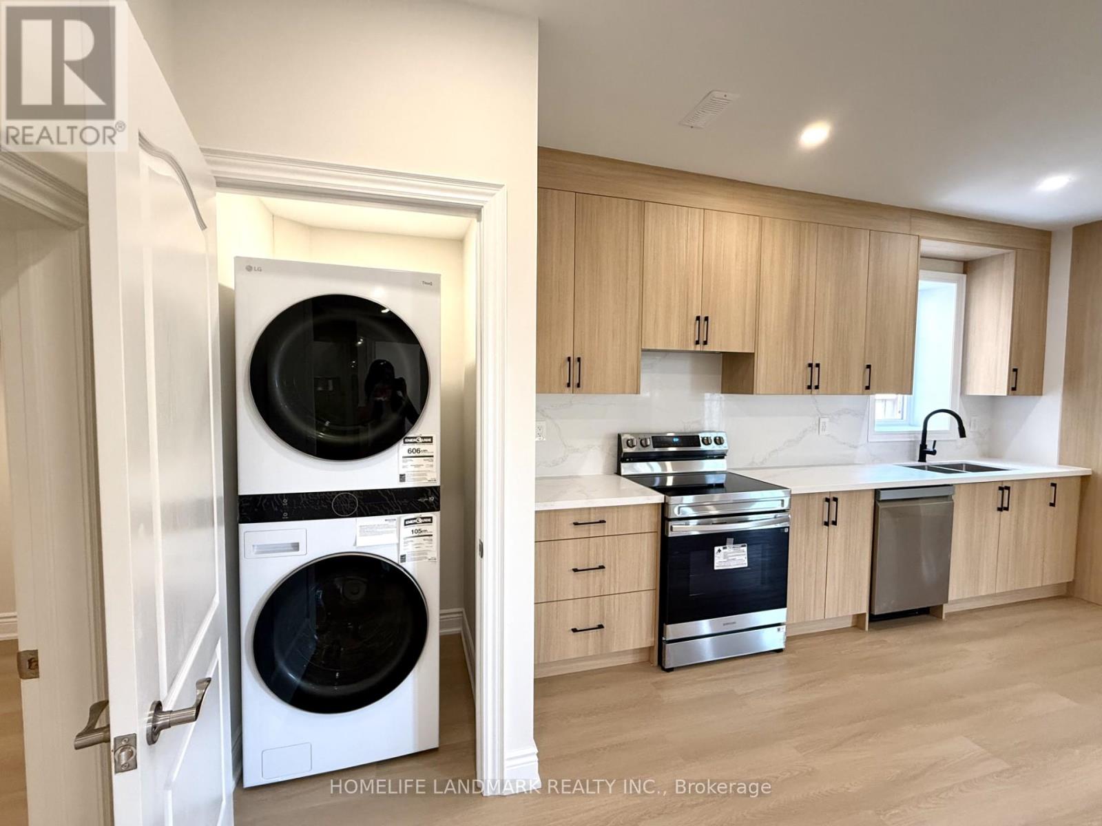 104 Mitchell Place, Newmarket, Ontario  L3Y 0C7 - Photo 1 - N12808734