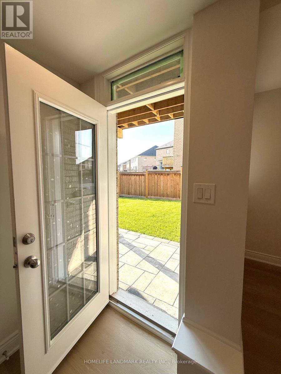 104 Mitchell Place, Newmarket, Ontario  L3Y 0C7 - Photo 12 - N12808734