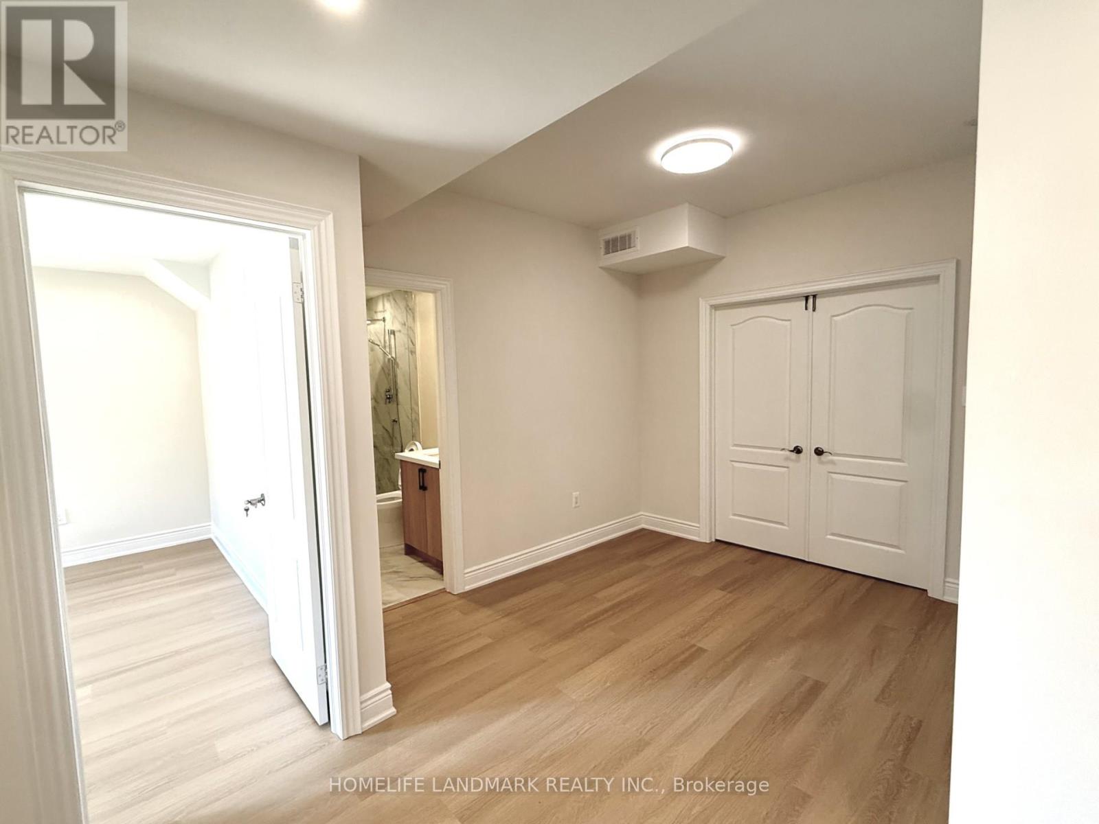 104 Mitchell Place, Newmarket, Ontario  L3Y 0C7 - Photo 4 - N12808734