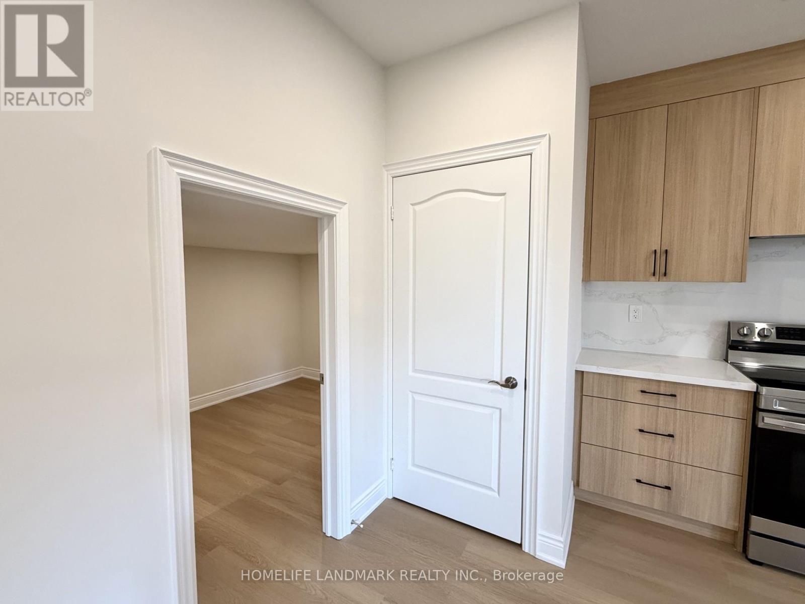 104 Mitchell Place, Newmarket, Ontario  L3Y 0C7 - Photo 5 - N12808734