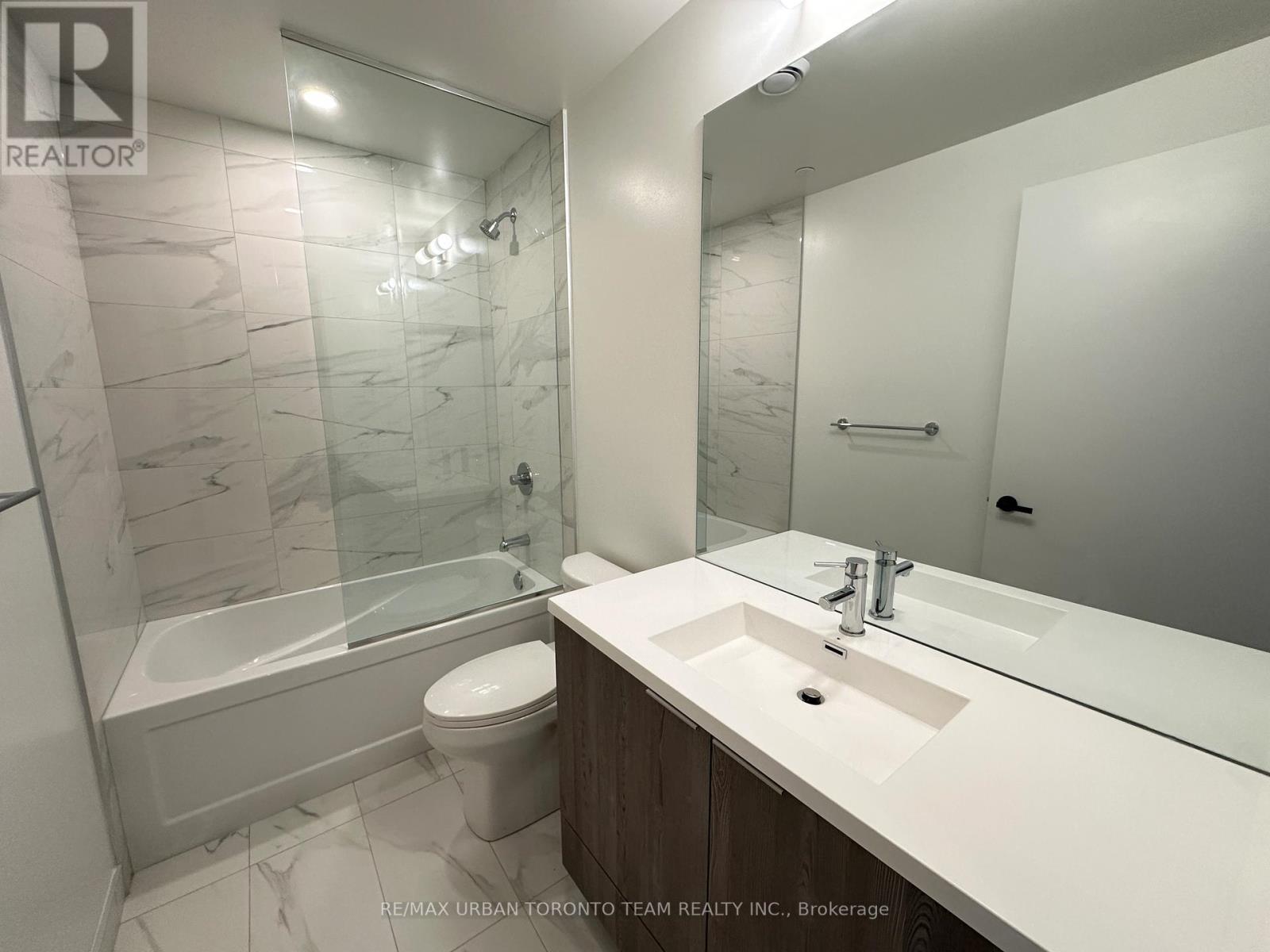 1011 - 8 Interchange Way, Vaughan, Ontario  L4K 5Z7 - Photo 10 - N12808740