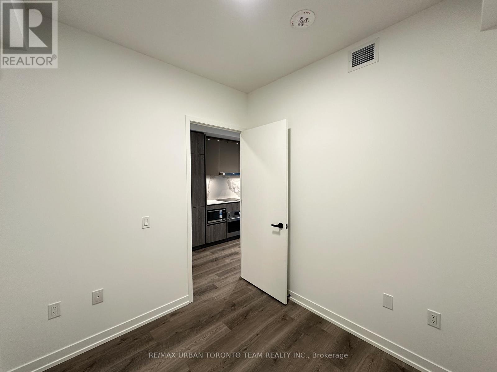 1011 - 8 Interchange Way, Vaughan, Ontario  L4K 5Z7 - Photo 11 - N12808740