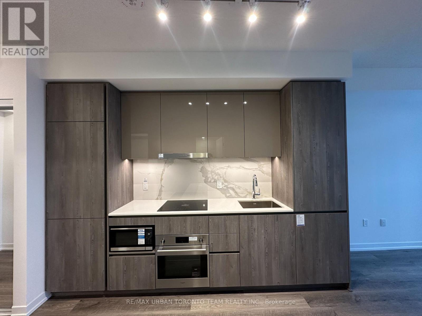 1011 - 8 Interchange Way, Vaughan, Ontario  L4K 5Z7 - Photo 3 - N12808740