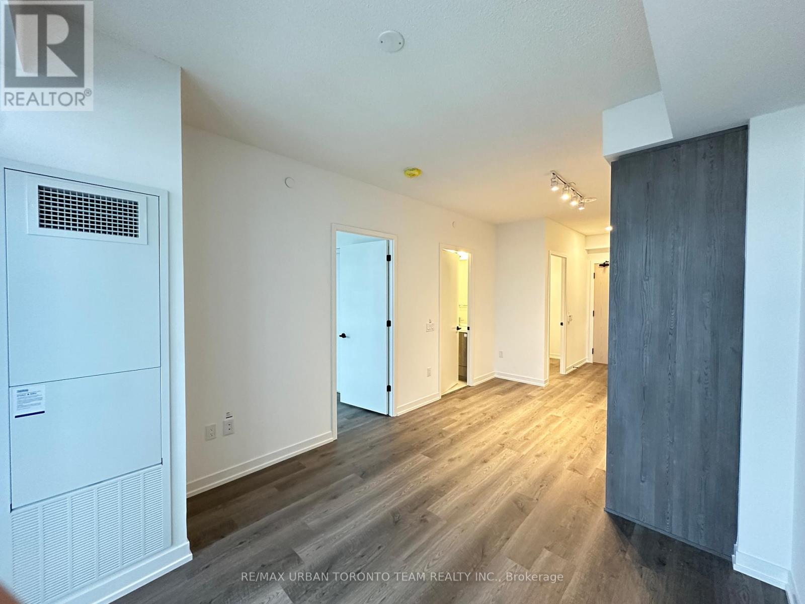 1011 - 8 Interchange Way, Vaughan, Ontario  L4K 5Z7 - Photo 4 - N12808740