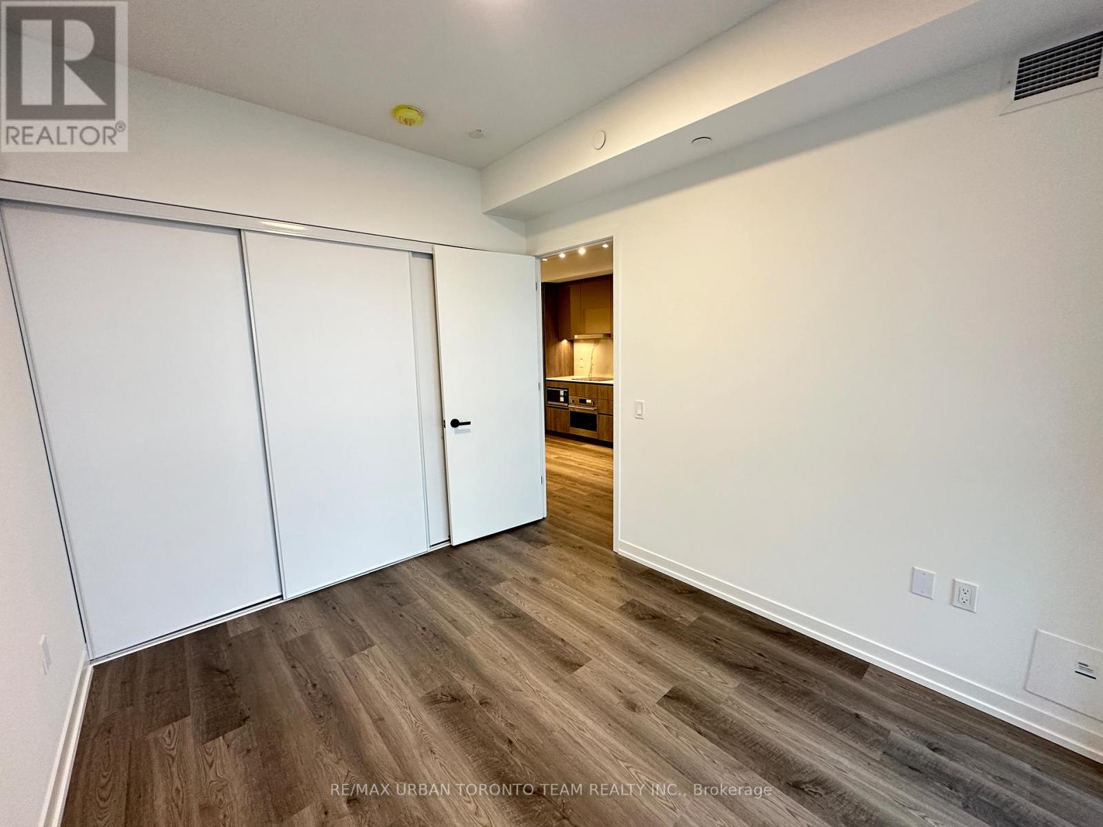 1011 - 8 Interchange Way, Vaughan, Ontario  L4K 5Z7 - Photo 8 - N12808740