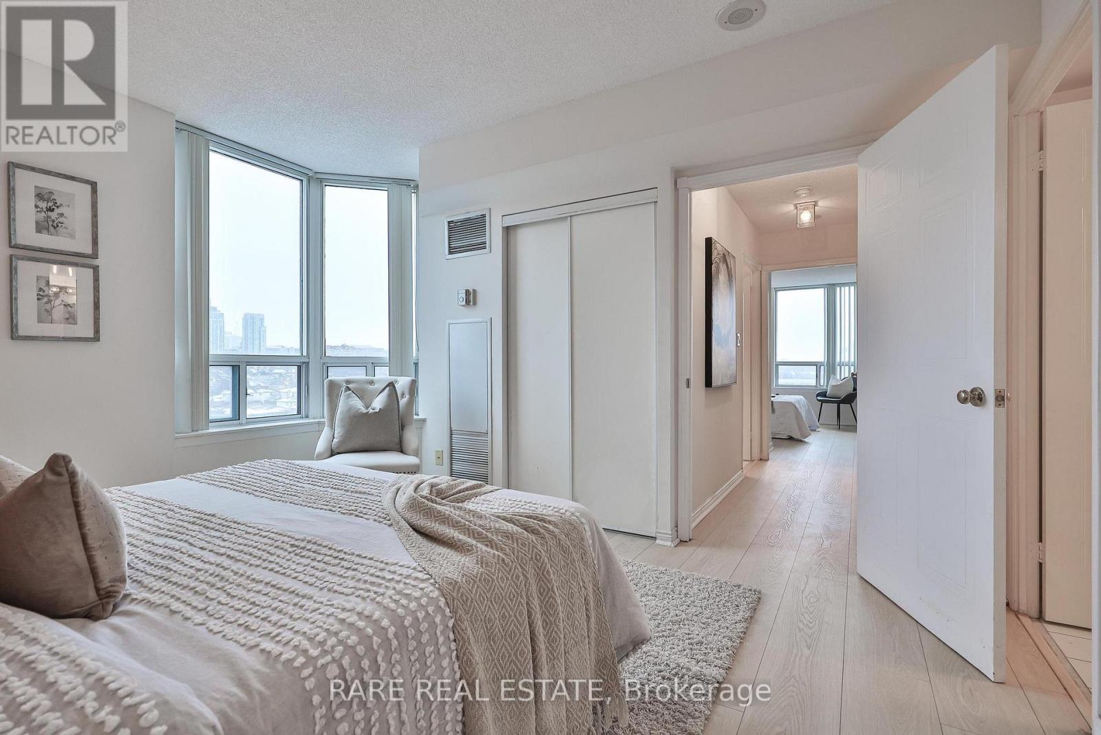 812 - 135 Hillcrest Avenue, Mississauga, Ontario  L5B 4B1 - Photo 11 - W12808772