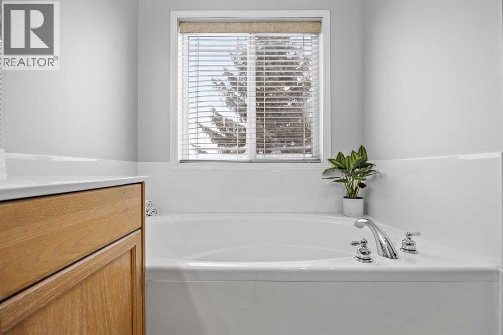 390 Cove Road, Chestermere, Alberta  T1X 1J6 - Photo 28 - A2287143