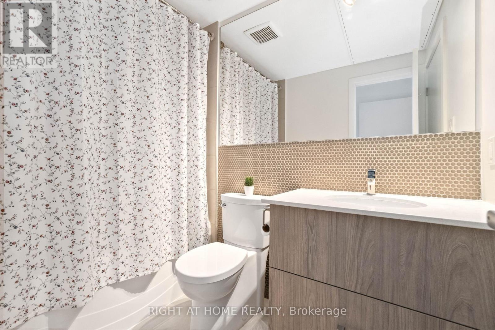 305 - 22 Perkins Street, Ottawa, Ontario  K1R 7G5 - Photo 13 - X12808792