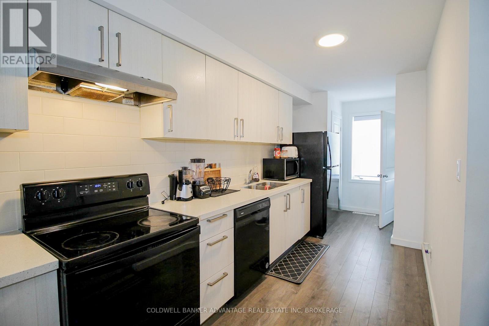 400 Chaffey Street, Welland (Lincoln/crowland), Ontario  L3B 0K4 - Photo 3 - X12808820