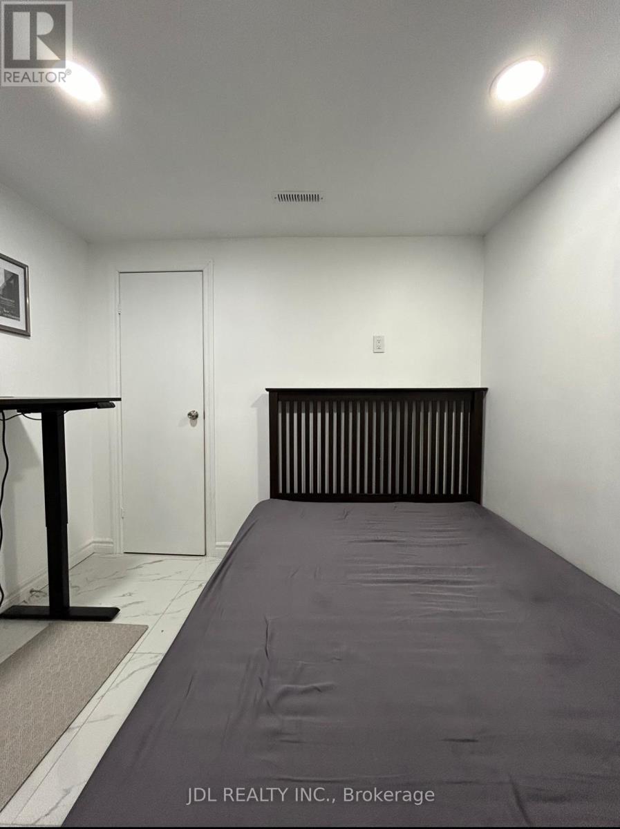 Unit B - 80 Mosedale Cres. Crescent, Toronto (Don Valley Village), Ontario  M2J 3A4 - Photo 3 - C12808838