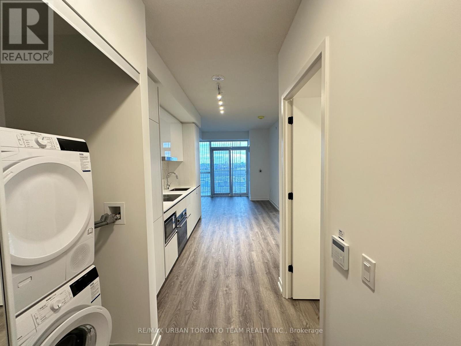 2111 - 8 Interchange Way, Vaughan (Vaughan Corporate Centre), Ontario  L4K 5Z7 - Photo 2 - N12808832