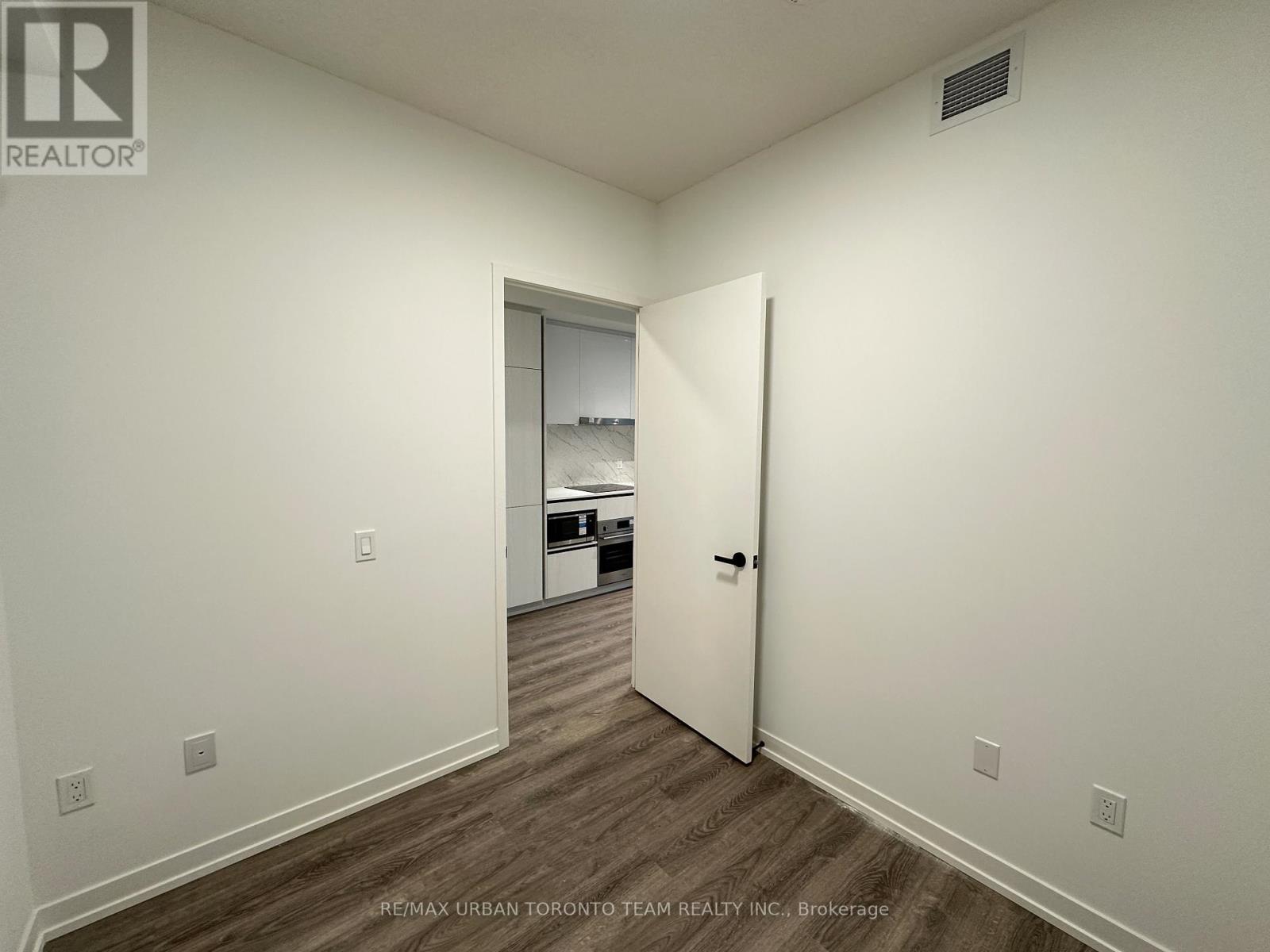 2111 - 8 Interchange Way, Vaughan (Vaughan Corporate Centre), Ontario  L4K 5Z7 - Photo 3 - N12808832