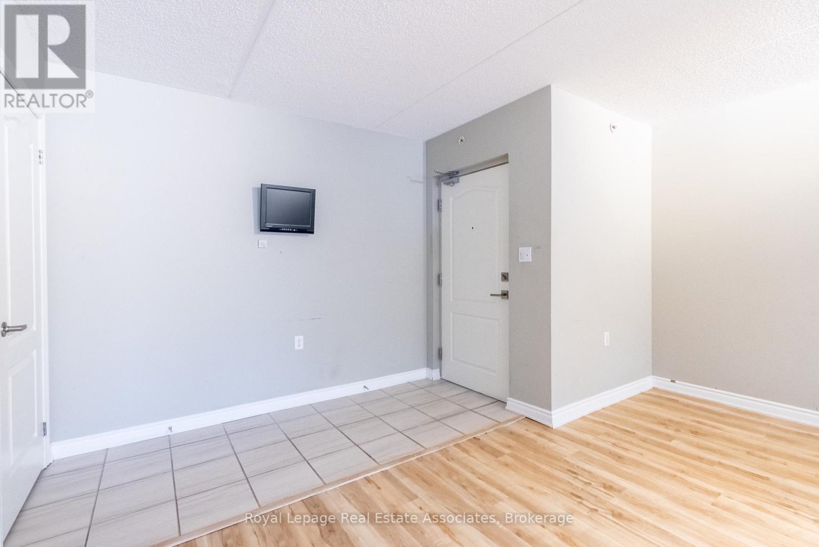 102 - 1460 Main Street E, Milton, Ontario  L9T 8W5 - Photo 4 - W12808808