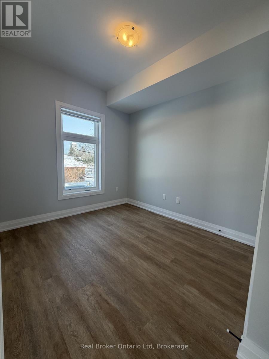 304 - 60 Donald Street, Barrie (Queen's Park), Ontario  L4N 1E3 - Photo 4 - S12808906