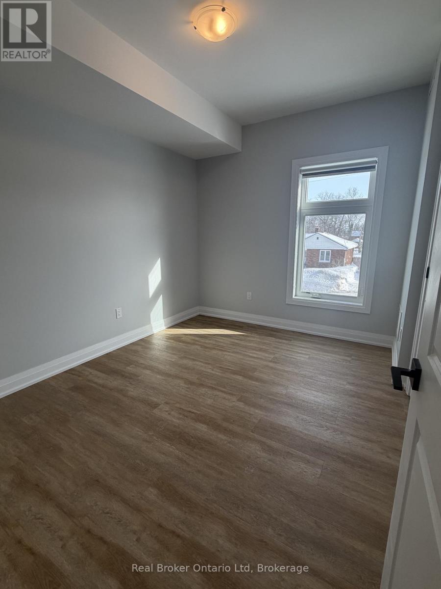 304 - 60 Donald Street, Barrie (Queen's Park), Ontario  L4N 1E3 - Photo 5 - S12808906