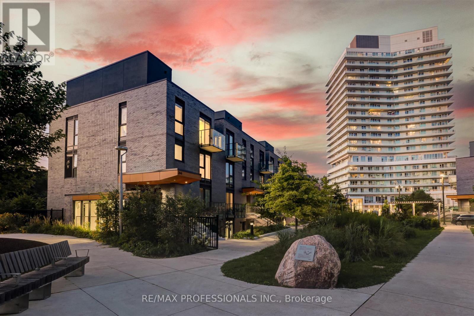 Th3 - 10 Brin Drive, Toronto, Ontario  M8X 0B3 - Photo 4 - W12808868