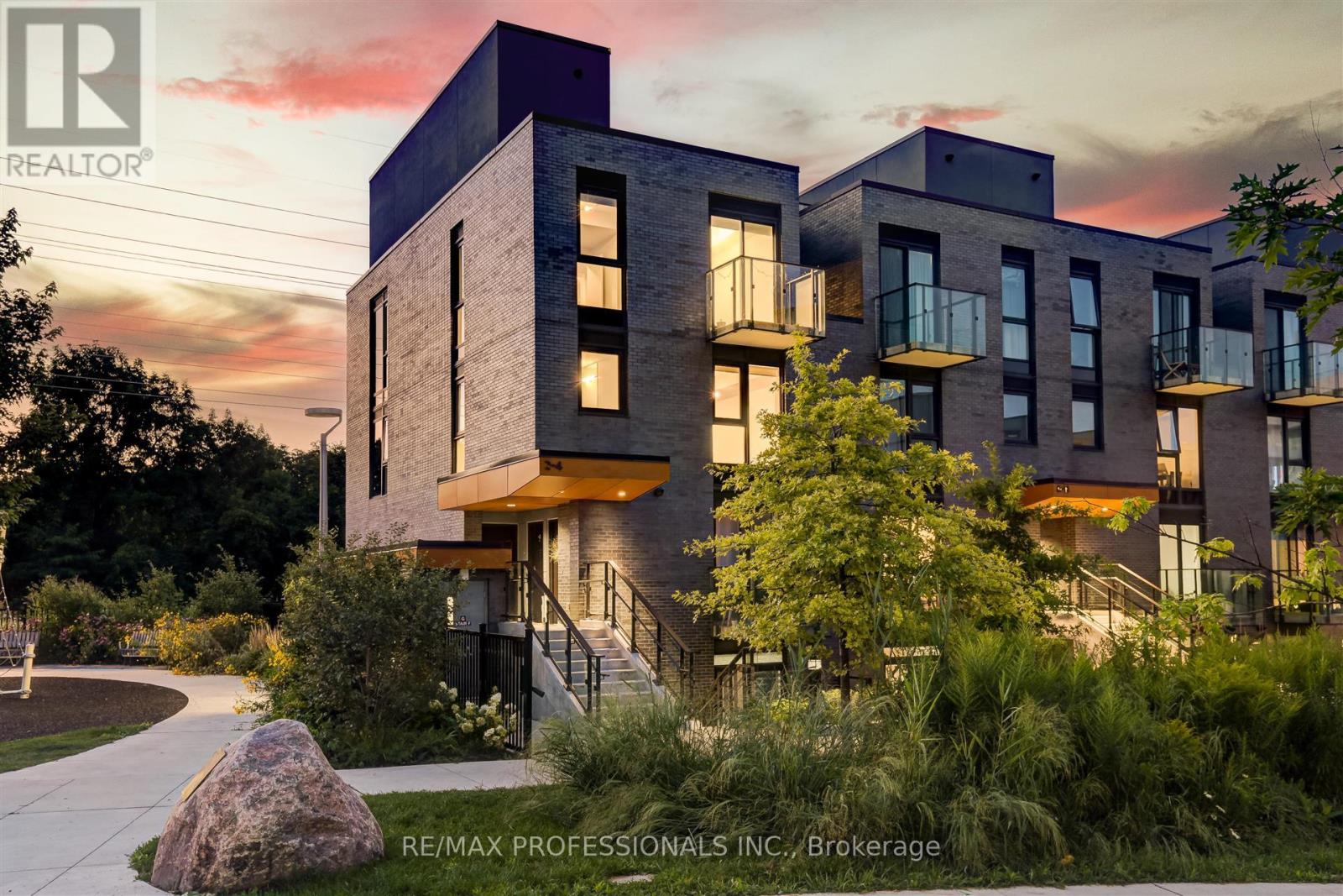 Th3 - 10 Brin Drive, Toronto, Ontario  M8X 0B3 - Photo 6 - W12808868