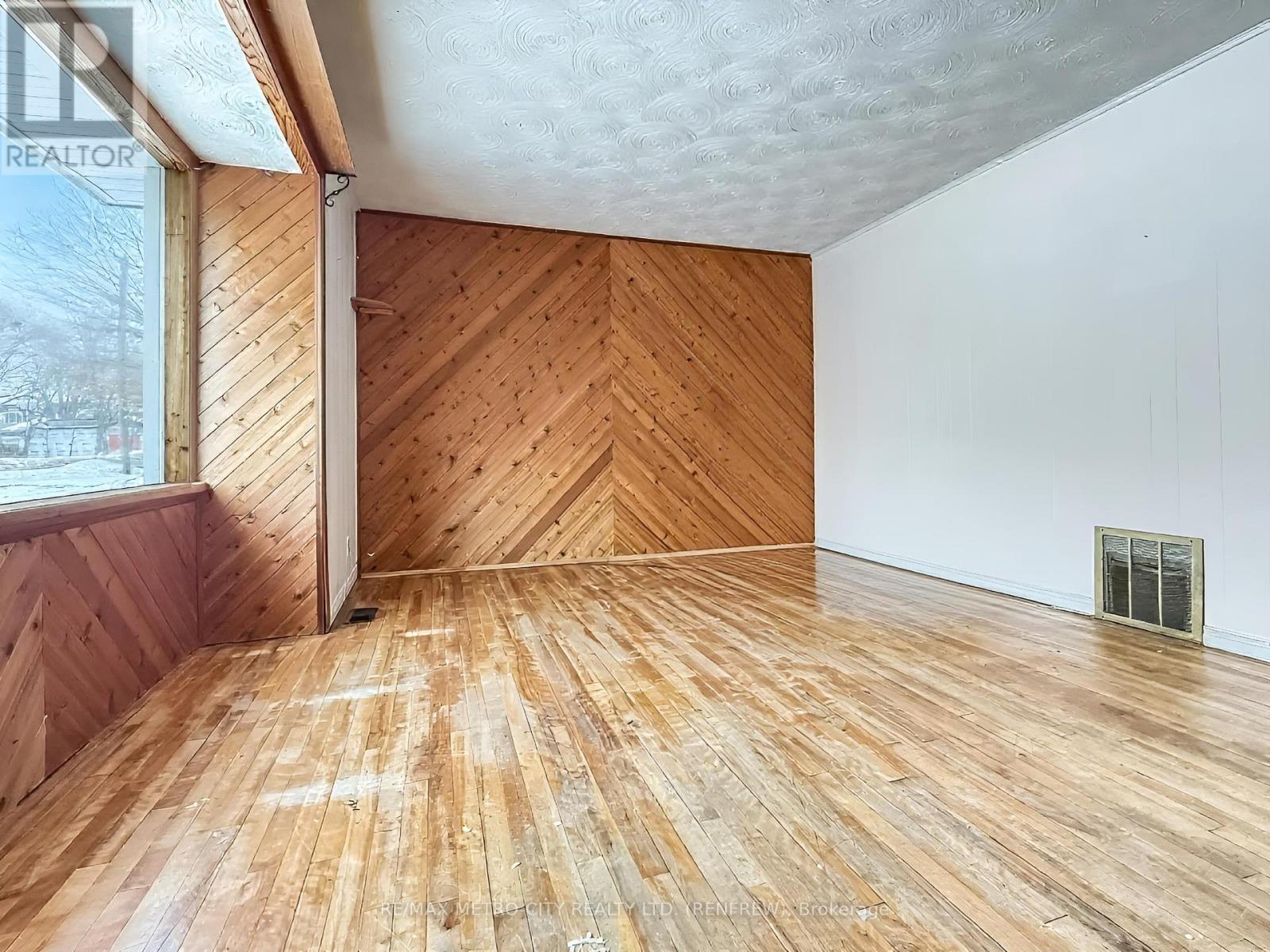 160 Francis Street, Renfrew, Ontario  K7V 1C4 - Photo 3 - X12808724