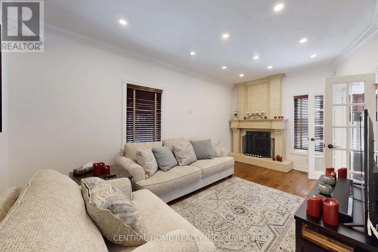 28 Theobald's Circle, Richmond Hill, Ontario  L4C 9C6 - Photo 8 - N12809002