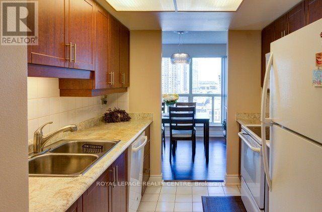 1604 - 325 Webb Drive, Mississauga, Ontario  L5B 3Z9 - Photo 13 - W12808974