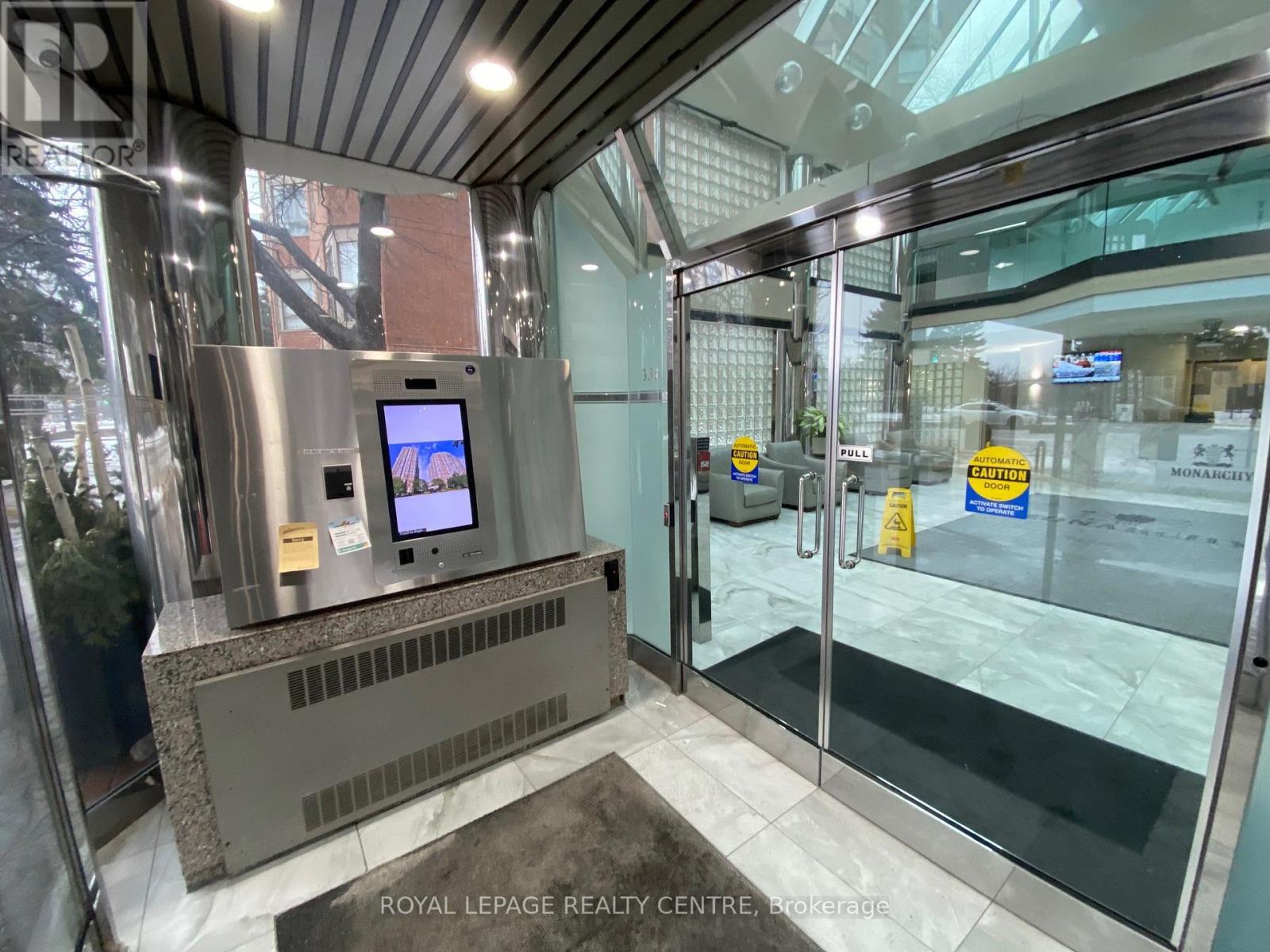 1604 - 325 Webb Drive, Mississauga, Ontario  L5B 3Z9 - Photo 3 - W12808974