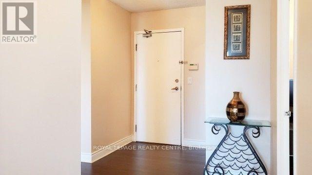 1604 - 325 Webb Drive, Mississauga, Ontario  L5B 3Z9 - Photo 5 - W12808974