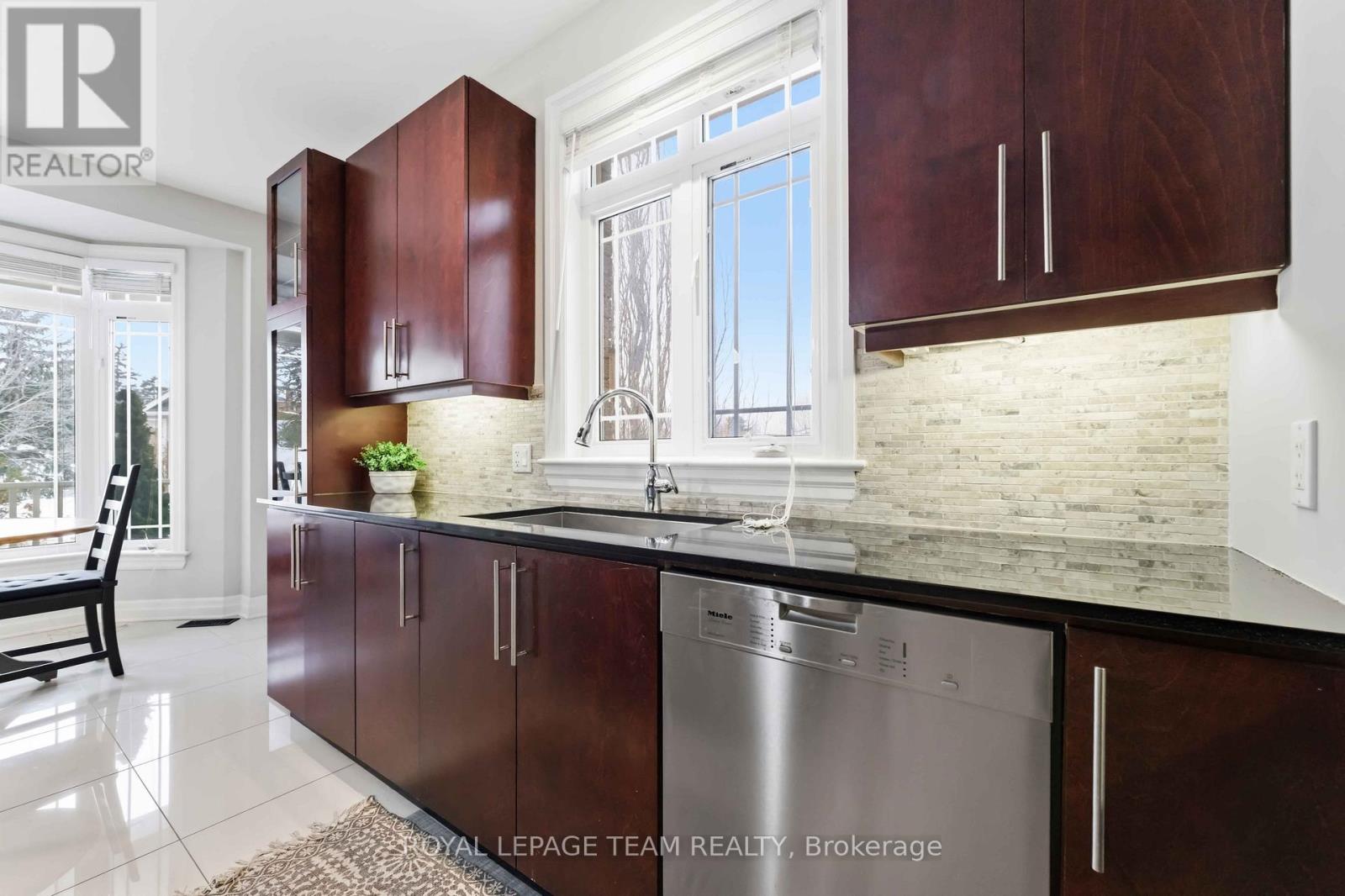 6 Waterford Way, Ottawa, Ontario  K2E 7V4 - Photo 11 - X12809124