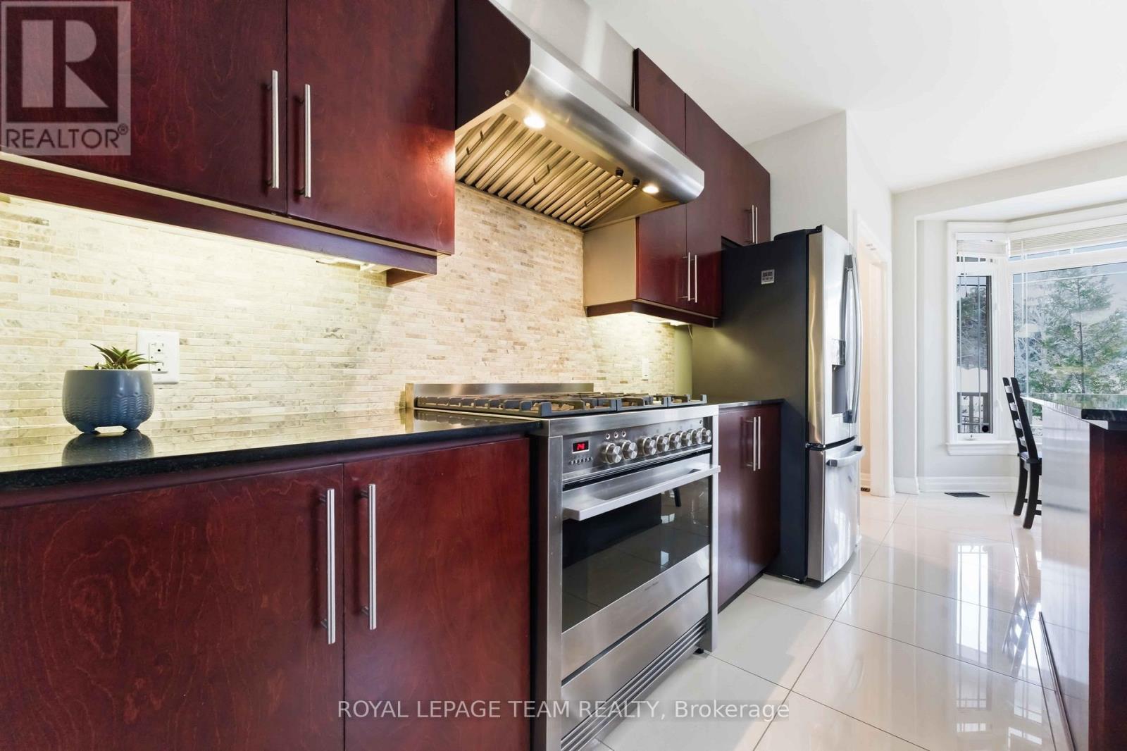 6 Waterford Way, Ottawa, Ontario  K2E 7V4 - Photo 9 - X12809124