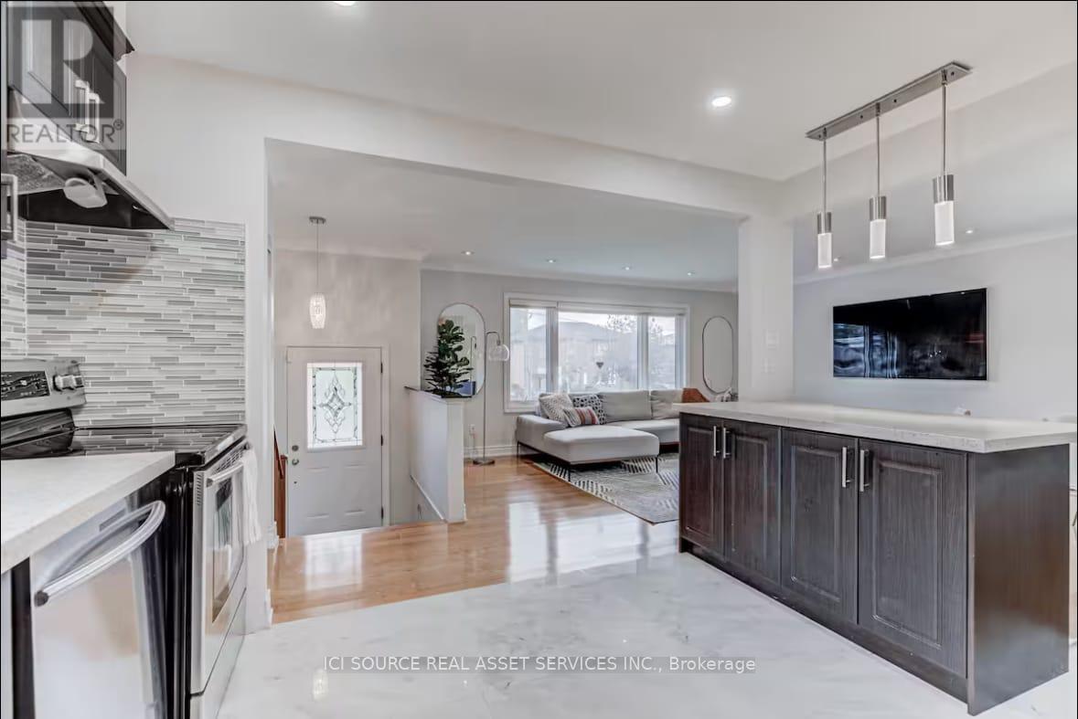 Main Fl - 96 Wyndcliff Crescent, Toronto, Ontario  M4A 2K2 - Photo 15 - C12809112