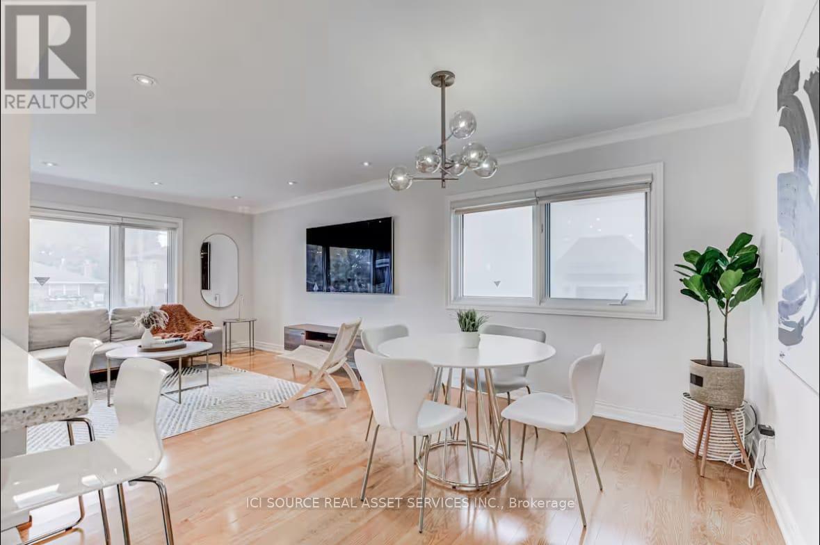 Main Fl - 96 Wyndcliff Crescent, Toronto, Ontario  M4A 2K2 - Photo 3 - C12809112