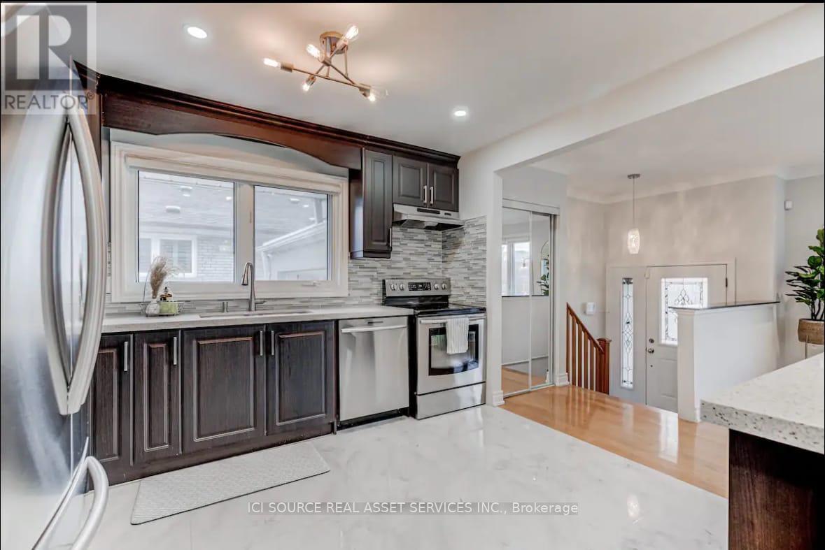 Main Fl - 96 Wyndcliff Crescent, Toronto, Ontario  M4A 2K2 - Photo 4 - C12809112