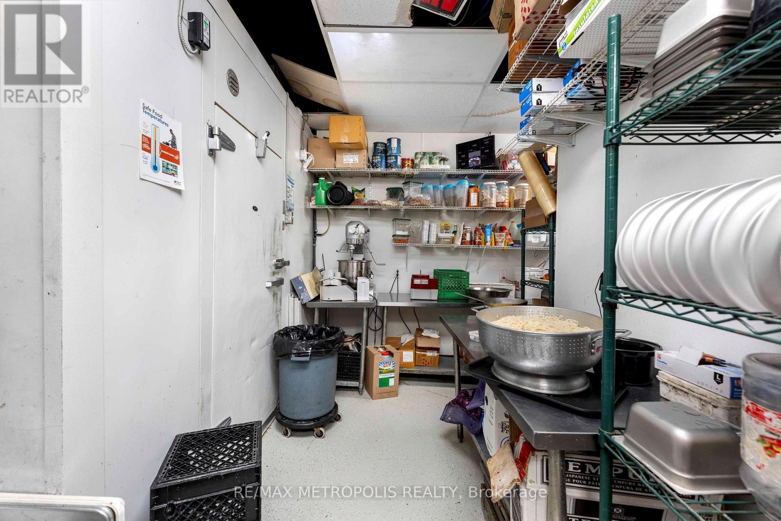 1465 Aerowood Drive, Mississauga, Ontario  L4W 1C2 - Photo 17 - W12809058