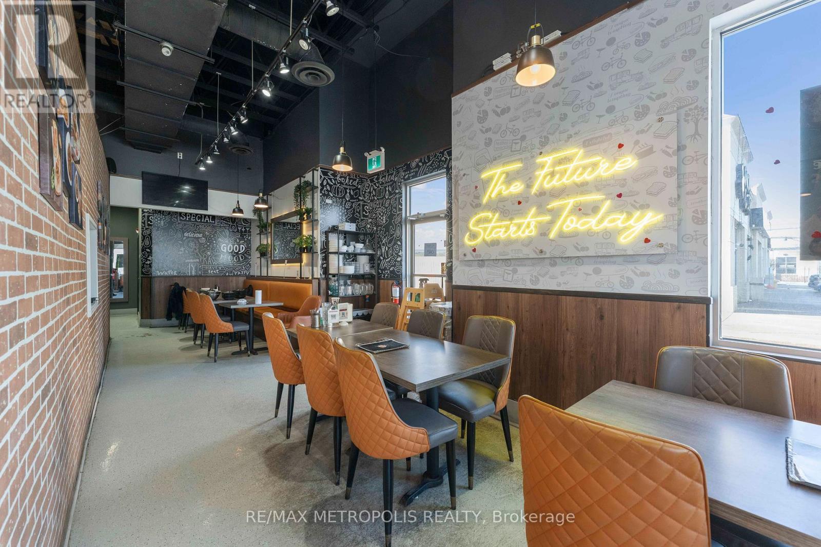 1465 Aerowood Drive, Mississauga, Ontario  L4W 1C2 - Photo 3 - W12809058