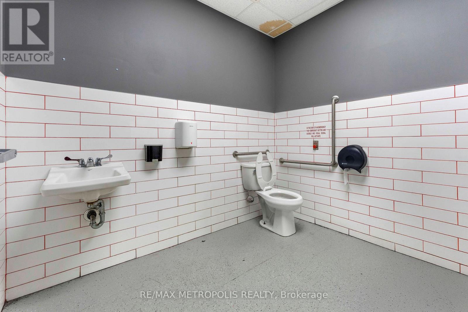 1465 Aerowood Drive, Mississauga, Ontario  L4W 1C2 - Photo 8 - W12809058