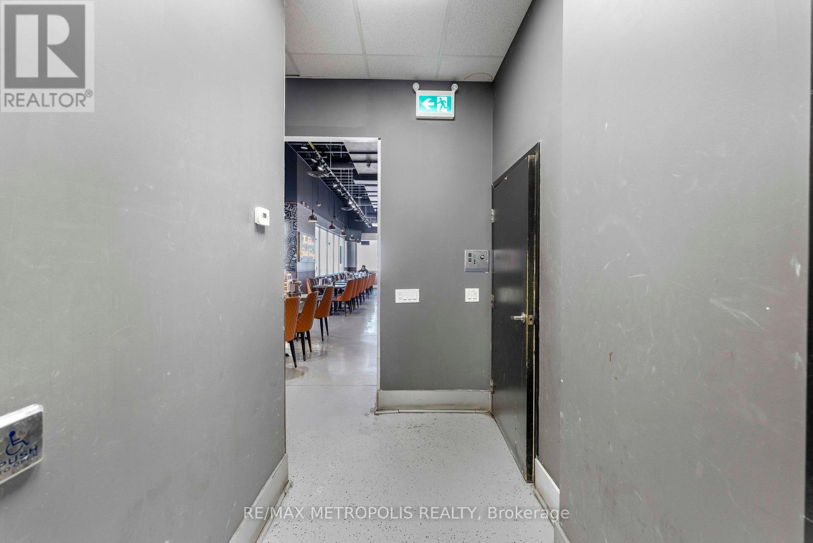 1465 Aerowood Drive, Mississauga, Ontario  L4W 1C2 - Photo 9 - W12809058