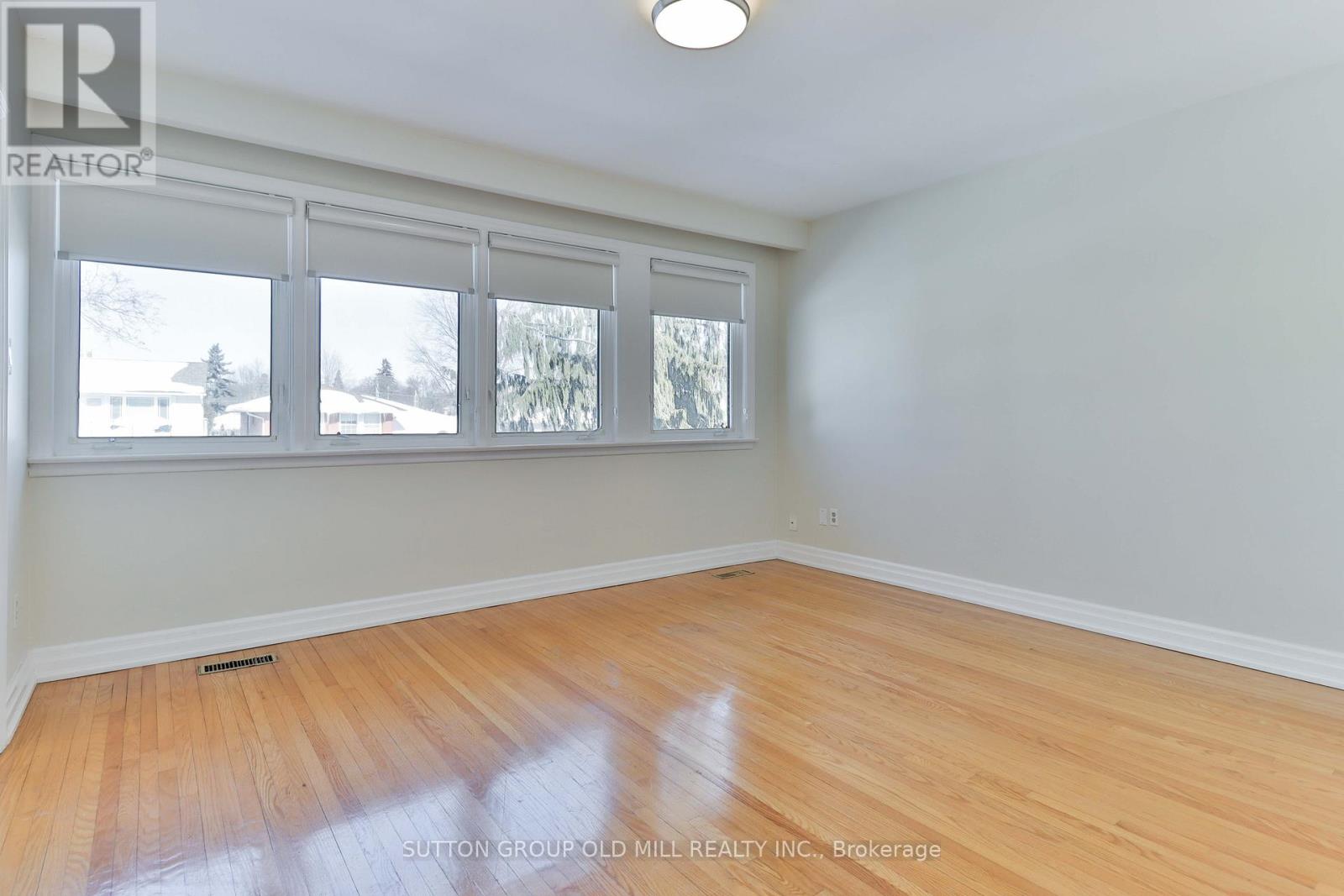 15 Manorhampton Drive, Toronto, Ontario  M9P 1E1 - Photo 13 - W12809138