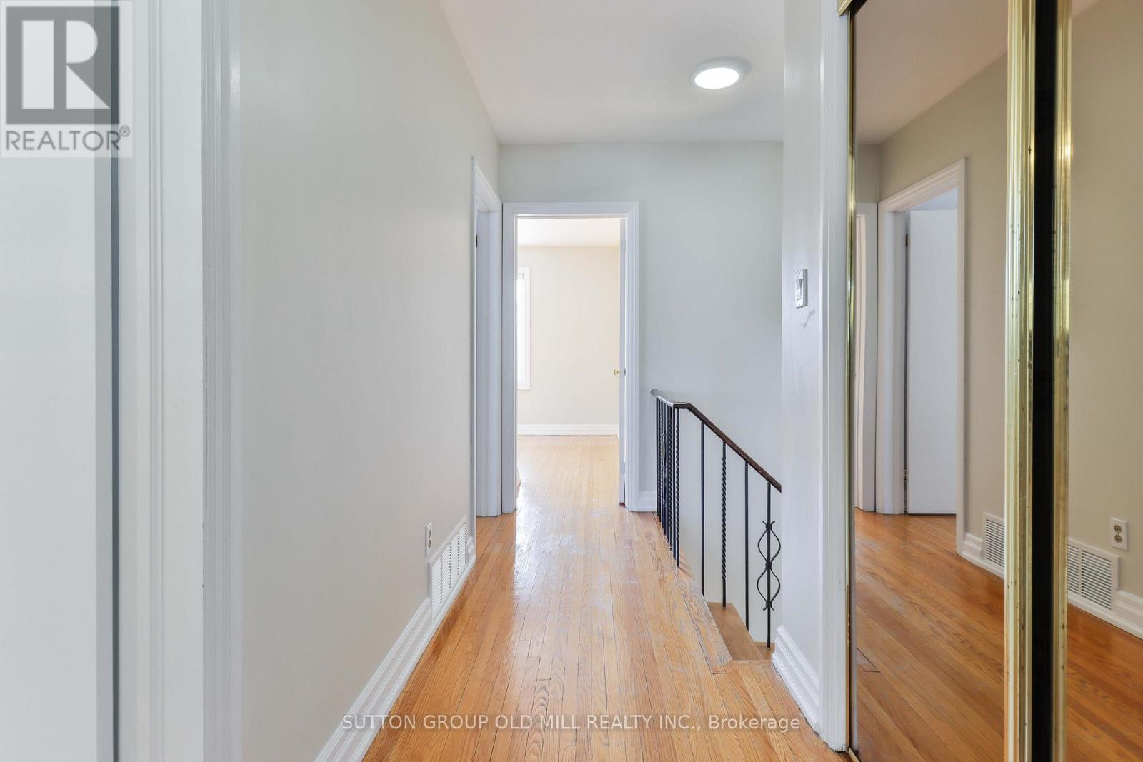 15 Manorhampton Drive, Toronto, Ontario  M9P 1E1 - Photo 17 - W12809138