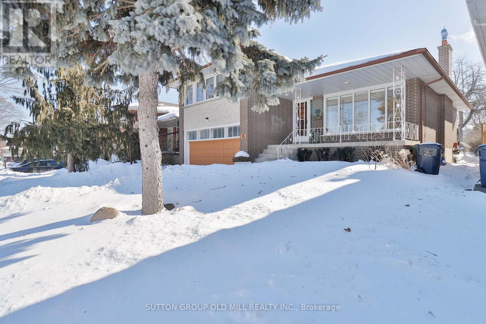 15 Manorhampton Drive, Toronto, Ontario  M9P 1E1 - Photo 2 - W12809138
