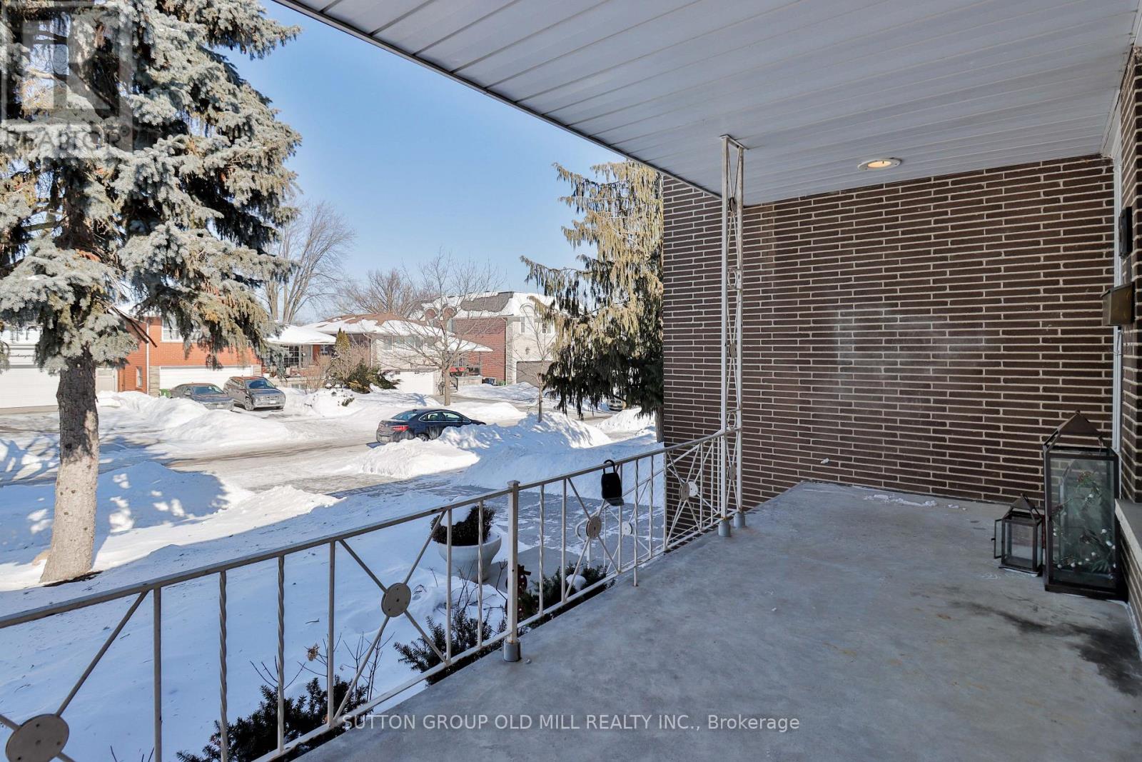 15 Manorhampton Drive, Toronto, Ontario  M9P 1E1 - Photo 3 - W12809138