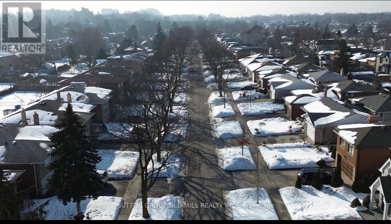 15 Manorhampton Drive, Toronto, Ontario  M9P 1E1 - Photo 33 - W12809138