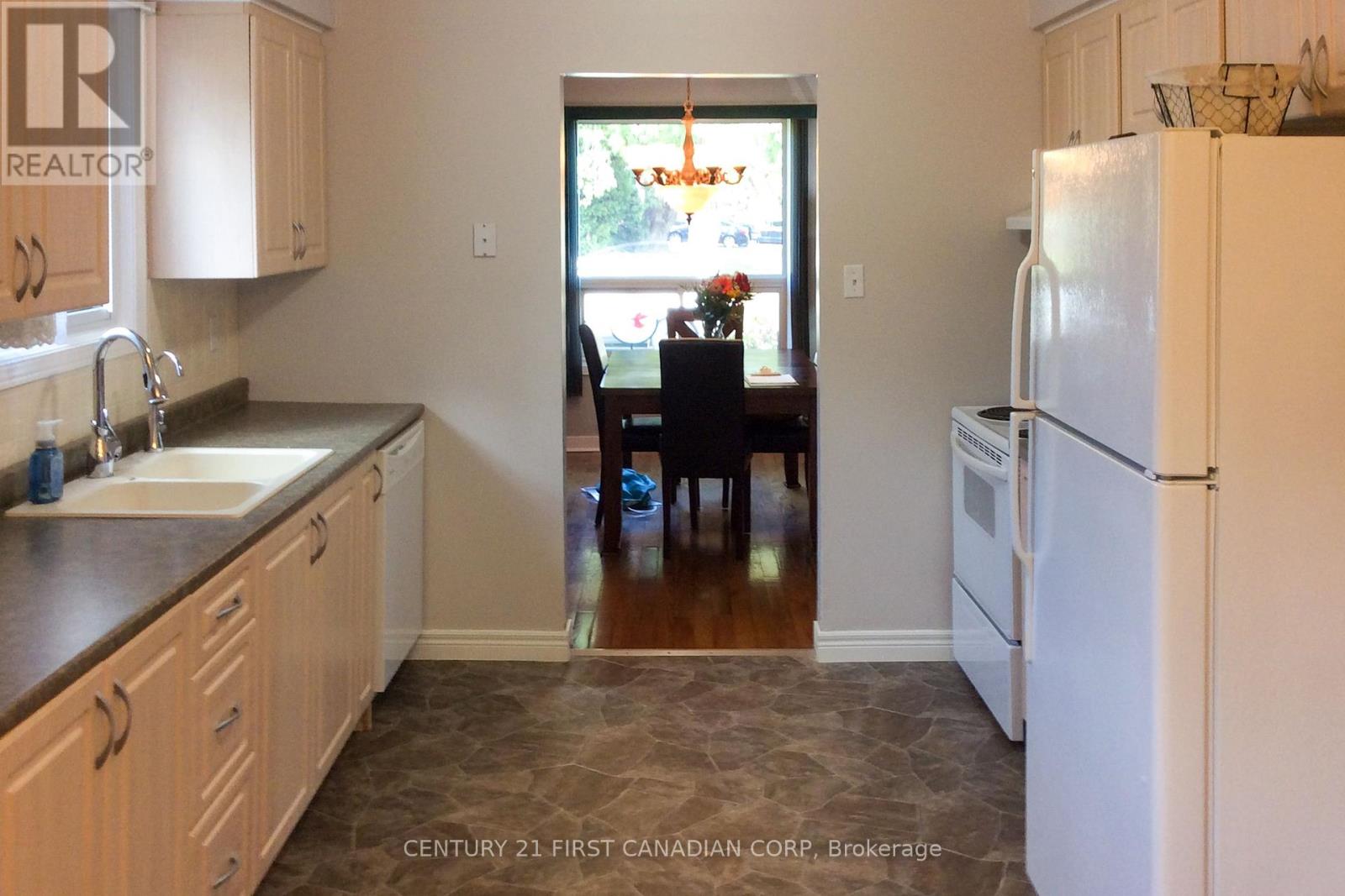 106 Angelo Drive, West Elgin, Ontario  N0L 2P0 - Photo 18 - X12461950