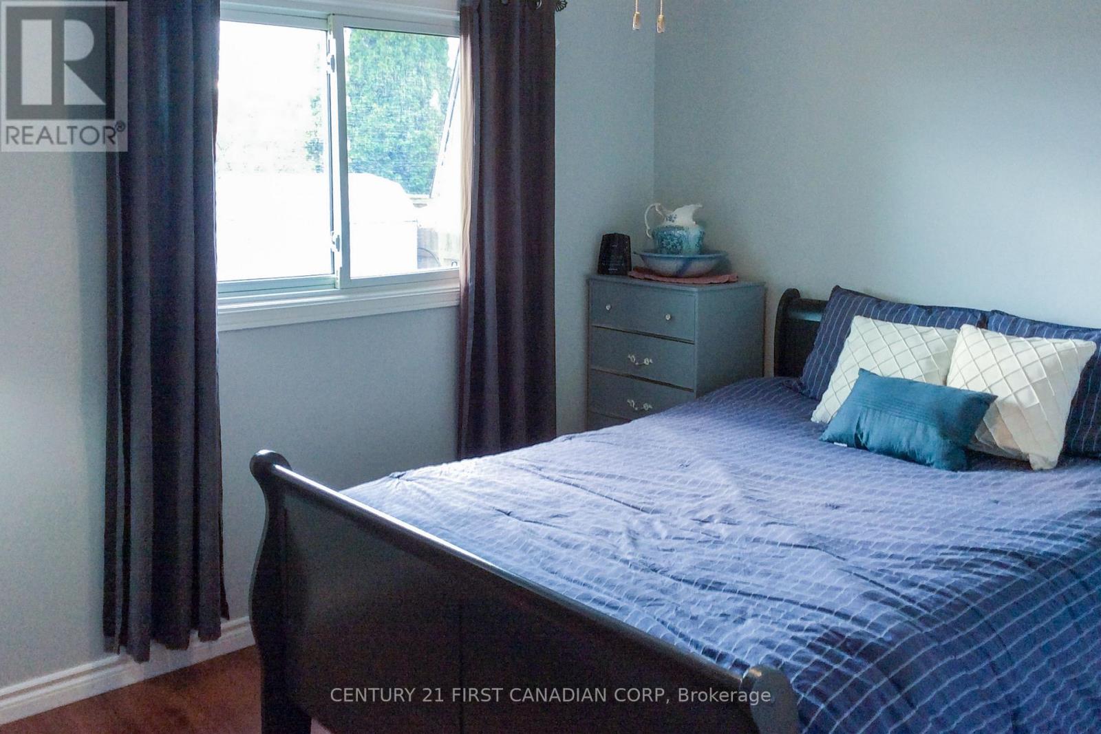 106 Angelo Drive, West Elgin, Ontario  N0L 2P0 - Photo 19 - X12461950