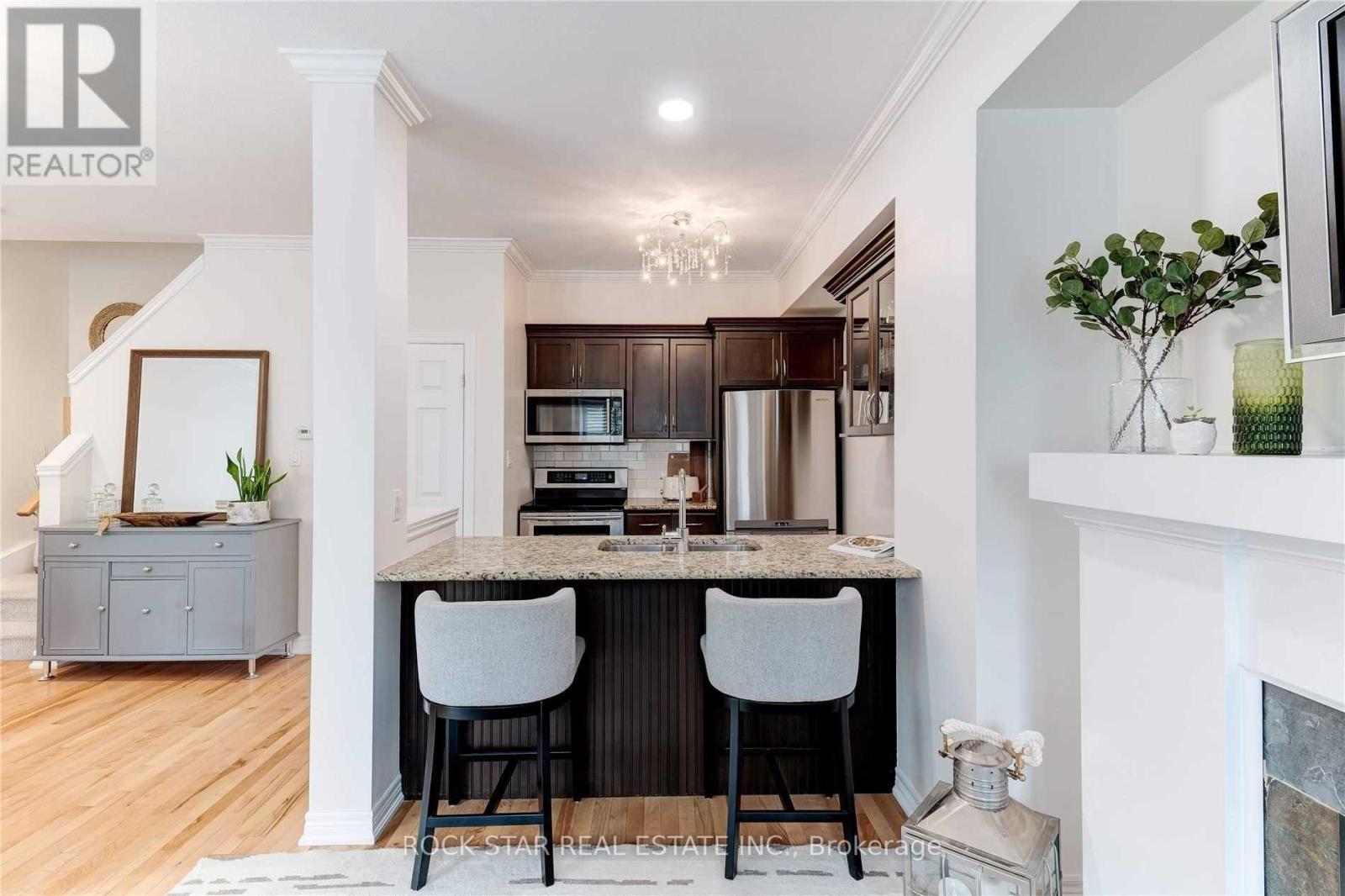 32 - 337 Beach Boulevard, Hamilton, Ontario  L8H 6W4 - Photo 5 - X12809190