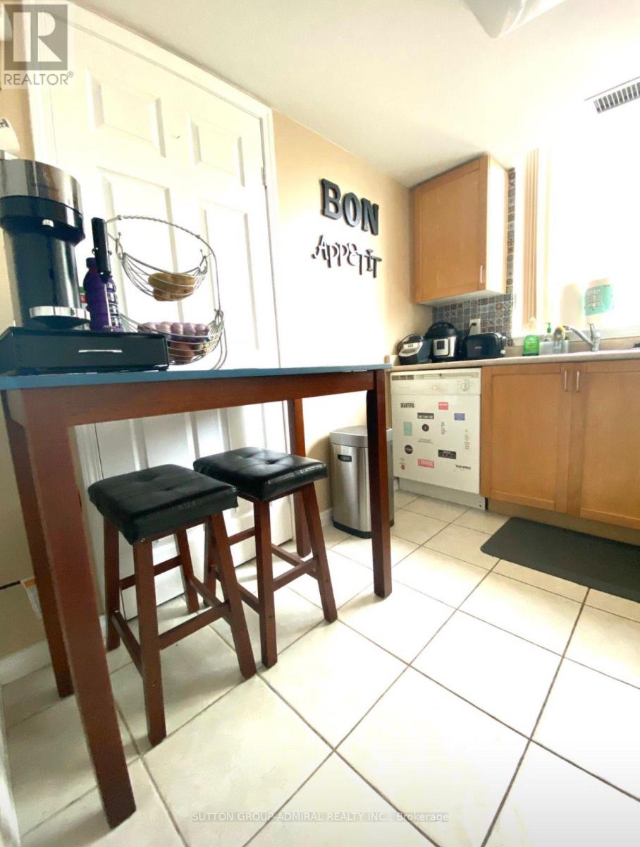 208 - 28 Harrison Garden Boulevard, Toronto, Ontario  M2N 7B5 - Photo 3 - C12809272